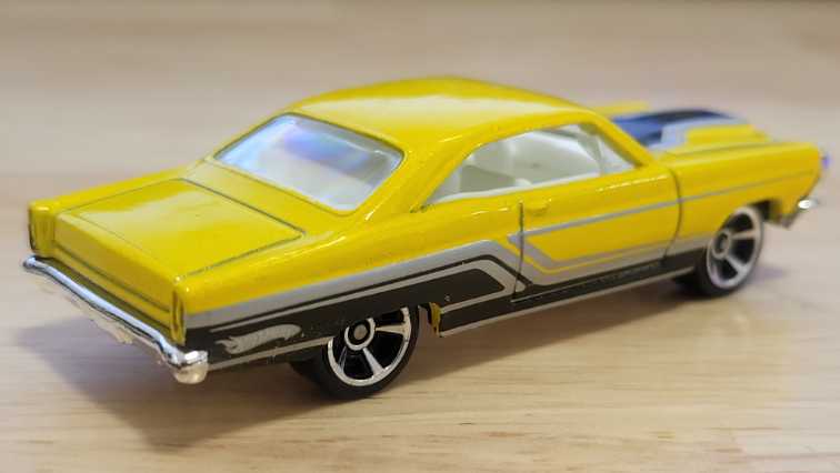 4/10 ’66 Ford Fairlane Gt - 2010 - HW Muscle Mania™️ toy car collectible - Main Image 2