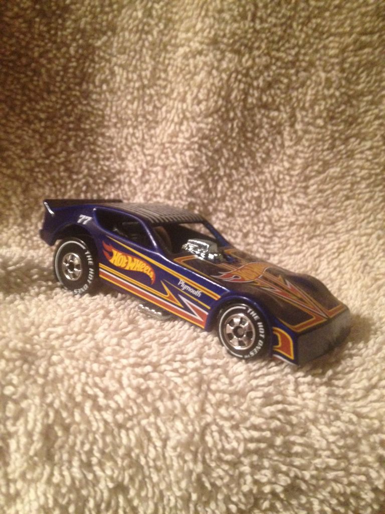 Plymouth Arrow Funny Car - The Hot Ones toy car collectible - Main Image 2