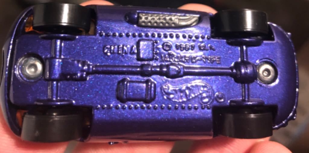 Jaguar D-Type - 2002 Hot Wheels toy car collectible - Main Image 2