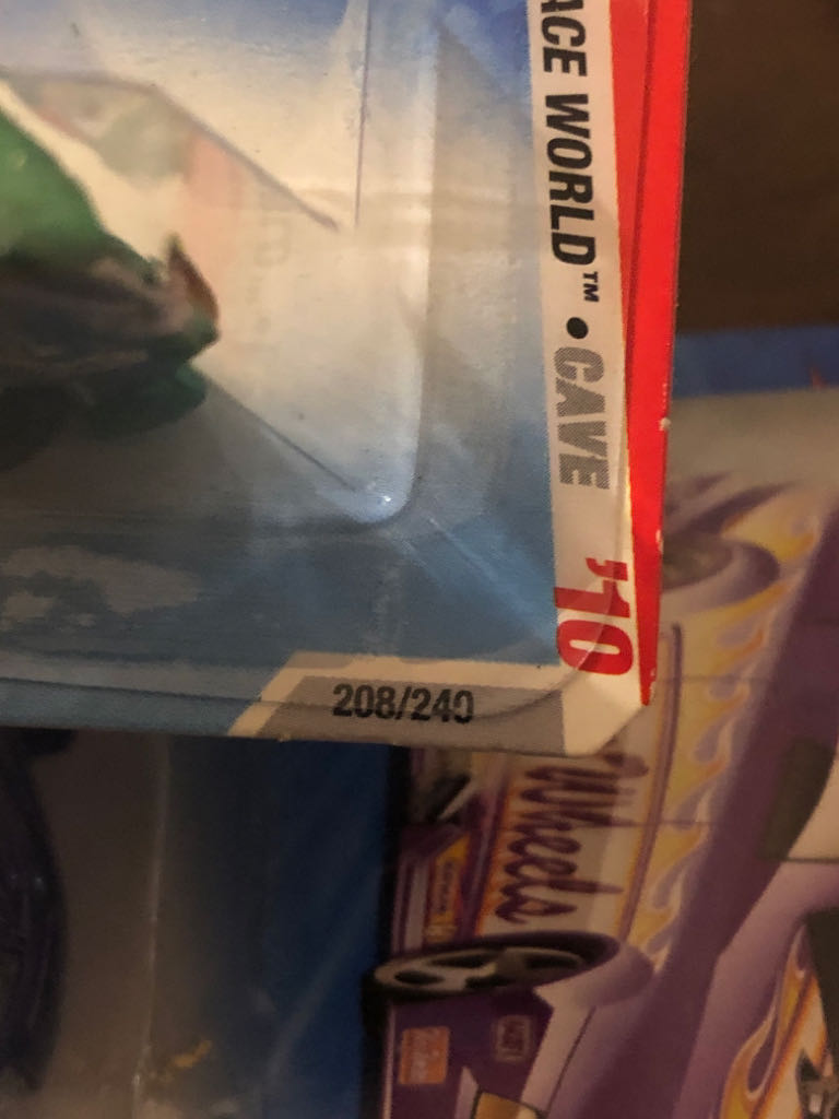 Sinistra - 2010 Race World - Cave toy car collectible - Main Image 2