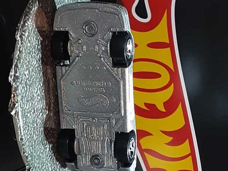 Ferrari Testarossa - Silver - Hot Wheels toy car collectible - Main Image 4