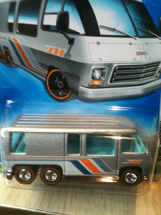 GMC Motorhome - Trea$ure Hunt$ ‘09 toy car collectible - Main Image 2