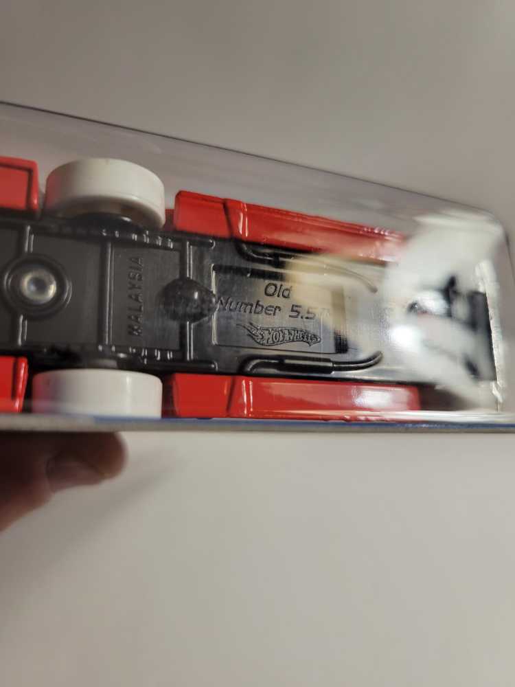 Old Number 5.5 - Treasure Hunts ’10 toy car collectible - Main Image 3