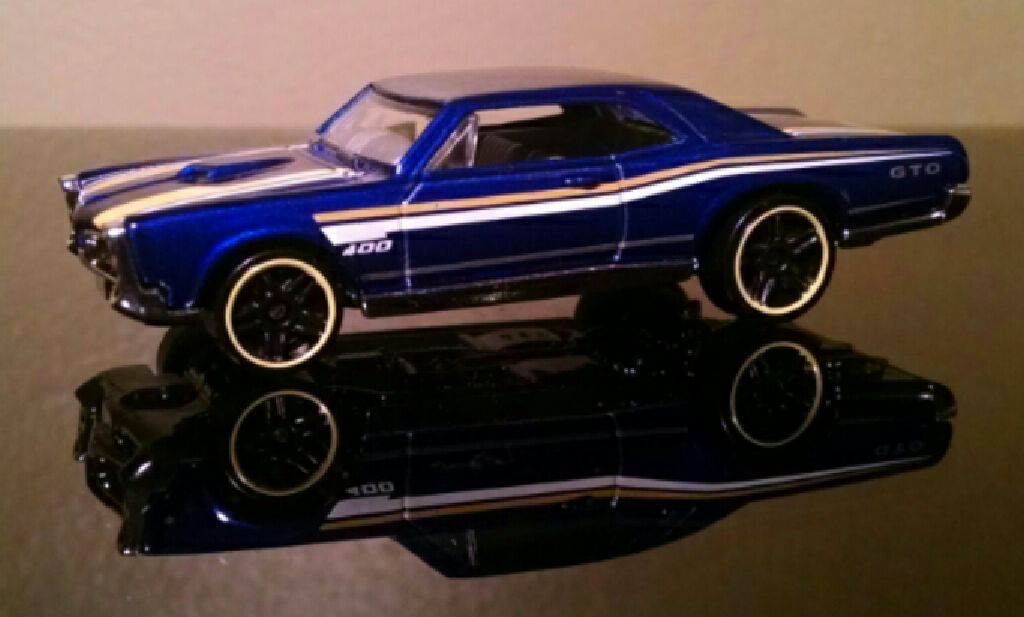 Pontiac GTO ‘67 - HW Workshop - 2015 Muscle Mania toy car collectible - Main Image 2