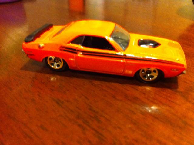 ’71 Dodge Challenger - Muscle Mania - Mopar ’12 toy car collectible - Main Image 2