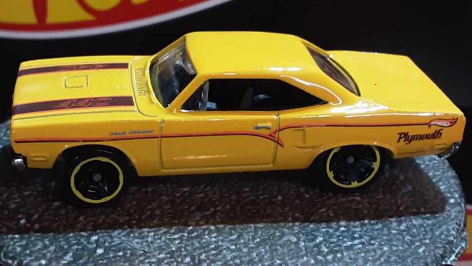 Hot Wheels: ’70 Plymouth Road Runner - 2012 - HW Muscle Mania - Mopar™️ toy car collectible - Main Image 3