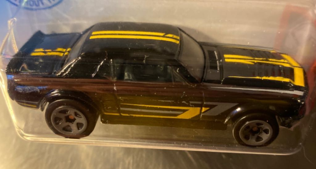 Ford Mustang Coupe 1967 - HW Muscle Mania toy car collectible - Main Image 2