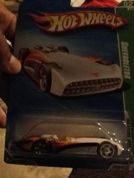 2010 Super Treasue Hunt Cheverletor - 2010 Super Treasure Hunt toy car collectible - Main Image 2