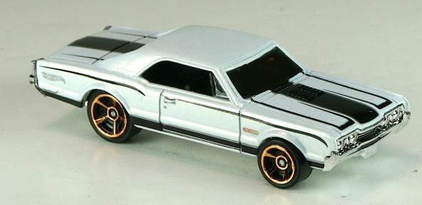 Oldsmobile 442 (1967) - Muscle Mania - GM ’12 toy car collectible - Main Image 2