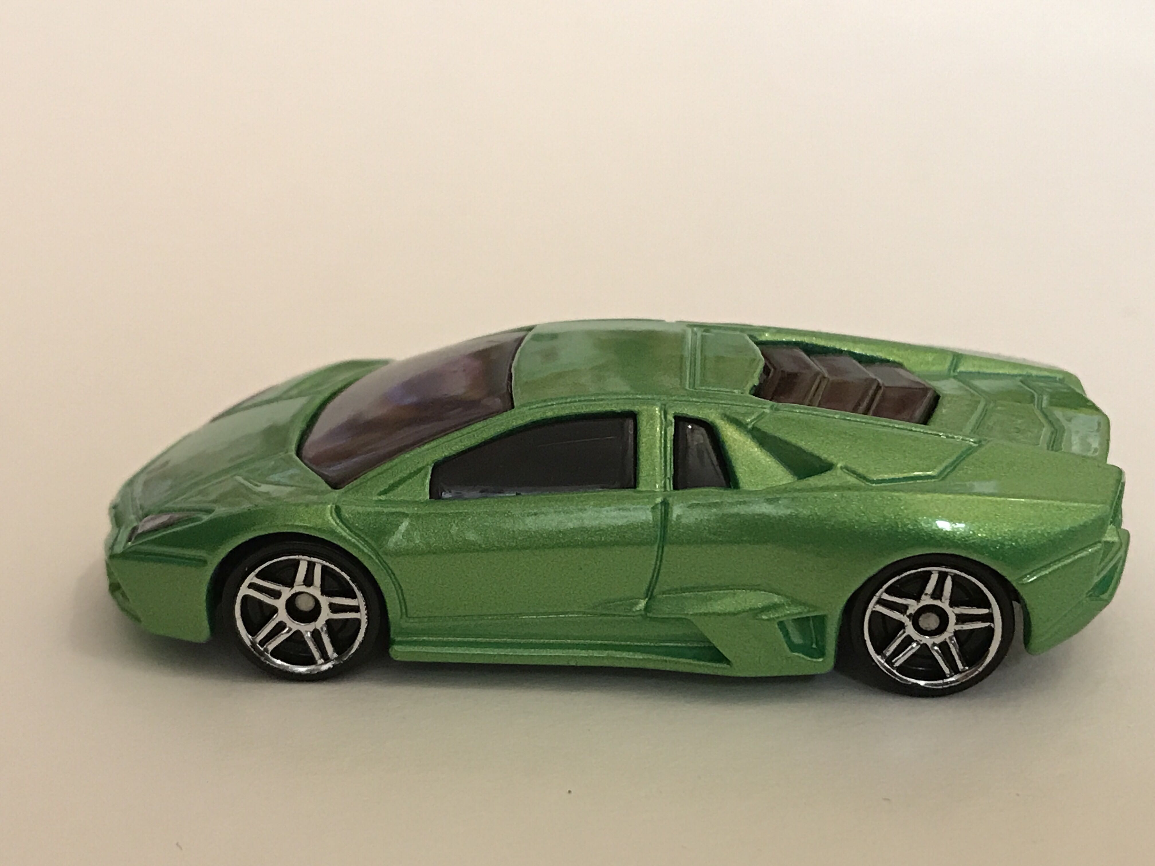 Lamborghini Reventón - HW Garage toy car collectible - Main Image 3