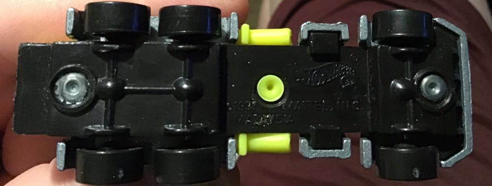 Oshkosh Concrete Mixer ‘98 - Mainline toy car collectible - Main Image 4