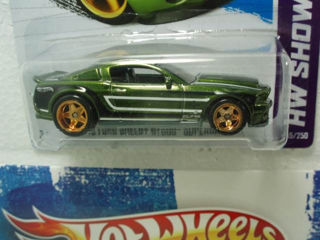 ’10 Ford Shelby GT 500 Supersnake - 2013 HW Showroom - Asphalt Assault toy car collectible - Main Image 2