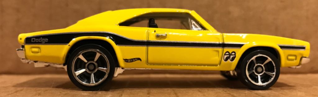 ’69 Dodge Charger R/T Morado