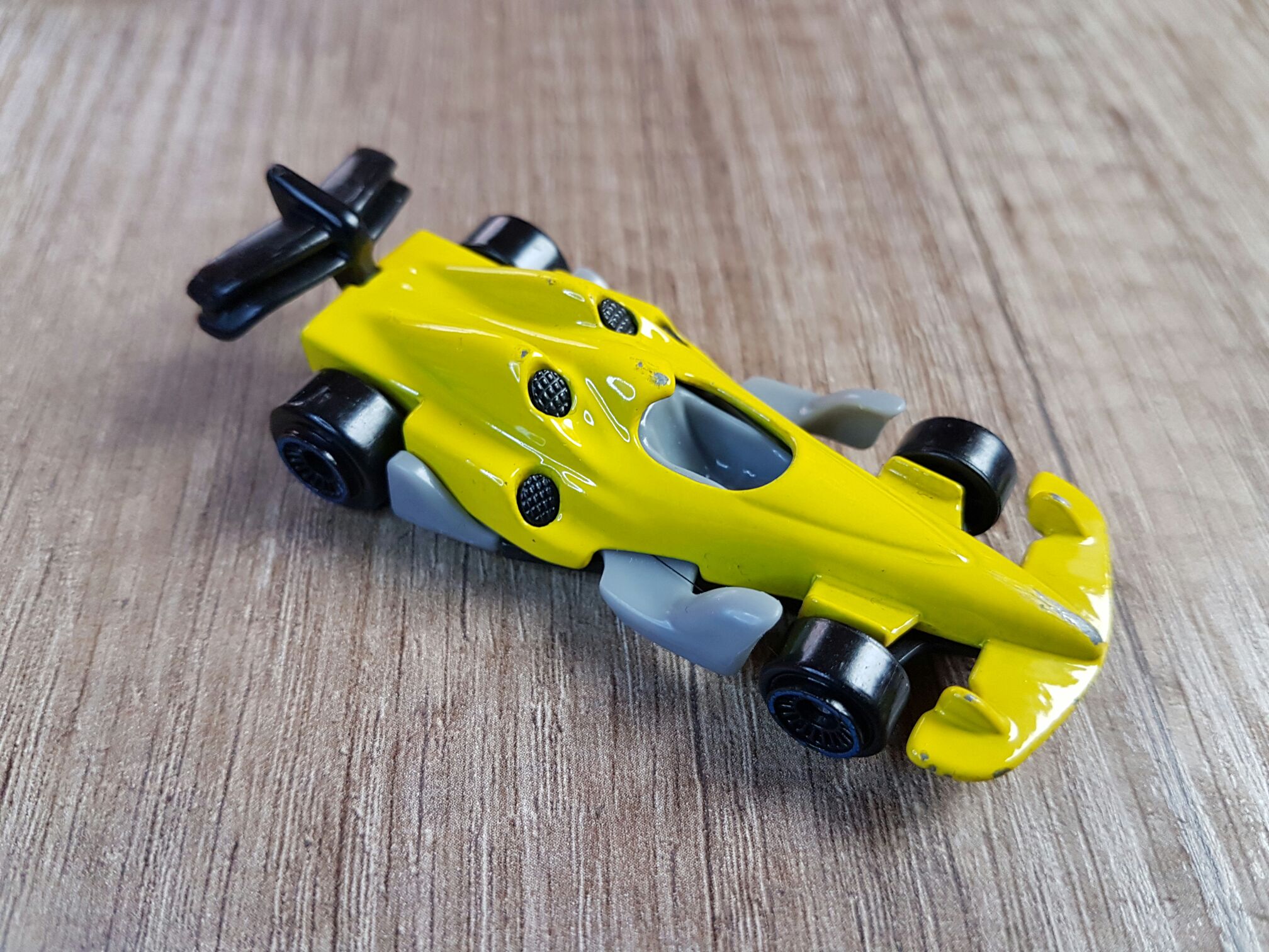 J3248 Corvette Amarillo Con Dos Franjas Negras