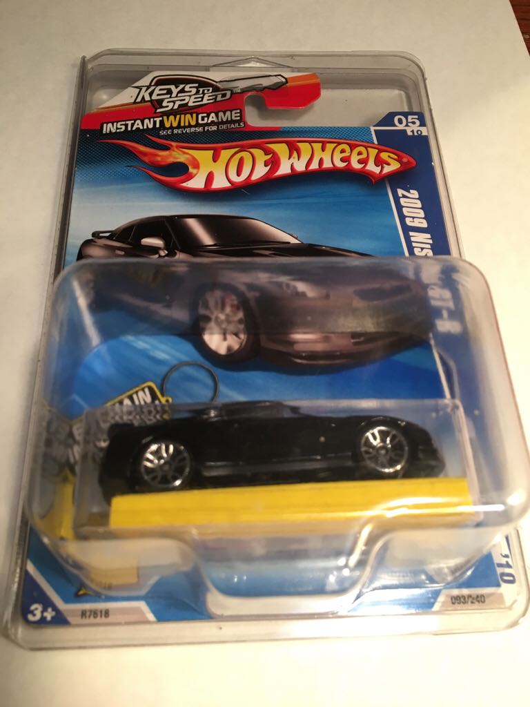 Hot Wheels Nissan GT-R With Keychain  toy car collectible - Main Image 1