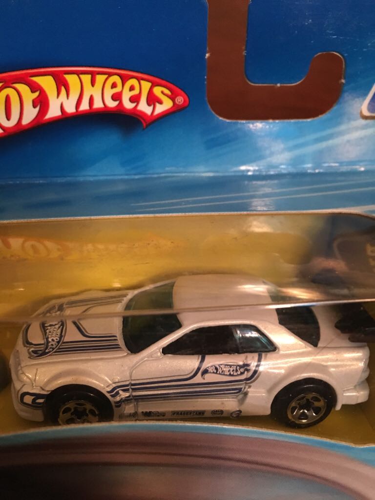 Nissan Skyline R32 White Copter Chase Playset  toy car collectible - Main Image 2