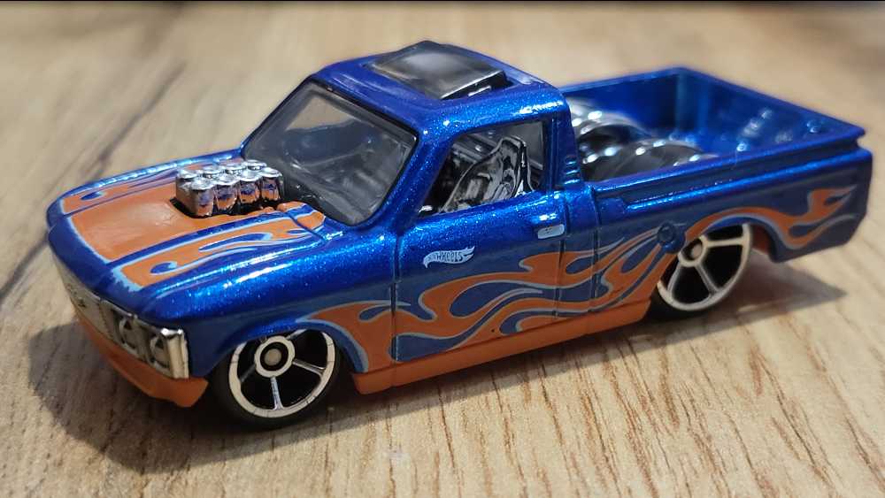 10/10 Custom ’72 Chevy Luv - 2017 - HW Flames™️ toy car collectible - Main Image 3