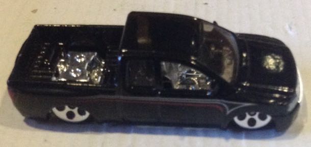 Nissan Titan Negra - Hot Wheels toy car collectible - Main Image 1
