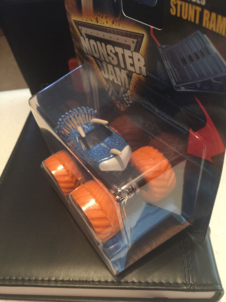 Jurassic Attack Color Threads - Color Treads toy car collectible - Main Image 2