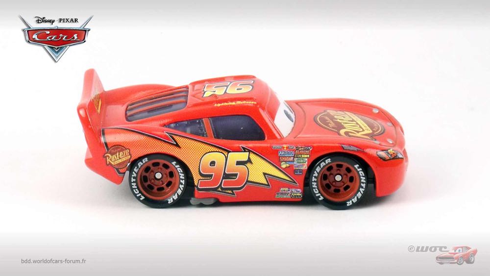 Lightning McQueen with Pit Stop Barrier - (2016 - Cars 2016) MOVIE MOMENTS (6) toy car collectible - Main Image 3