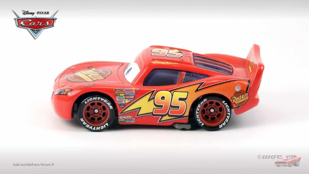 Lightning McQueen with Pit Stop Barrier - (2016 - Cars 2016) MOVIE MOMENTS (6) toy car collectible - Main Image 4