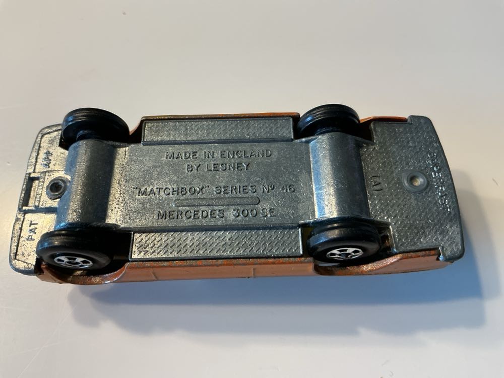 Mercedes Benz 300SE - Superfast Matchbox toy car collectible - Main Image 4