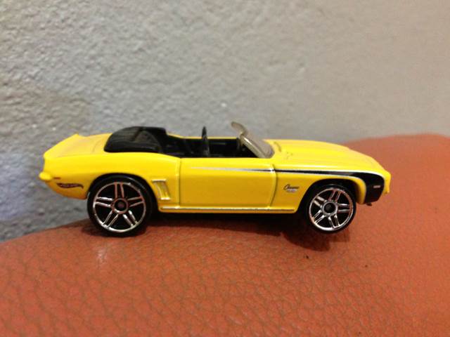 ’69 Camaro Convertible (L)nm - 2011 Chevy 5-Pack toy car collectible - Main Image 2