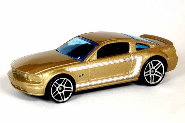 05 Ford Mustang GT - ’08 Treasure Hunt toy car collectible - Main Image 1