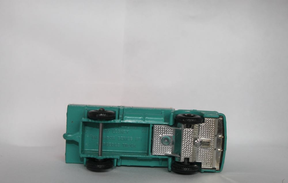 Mercedes Truck - 1-75 toy car collectible - Main Image 3