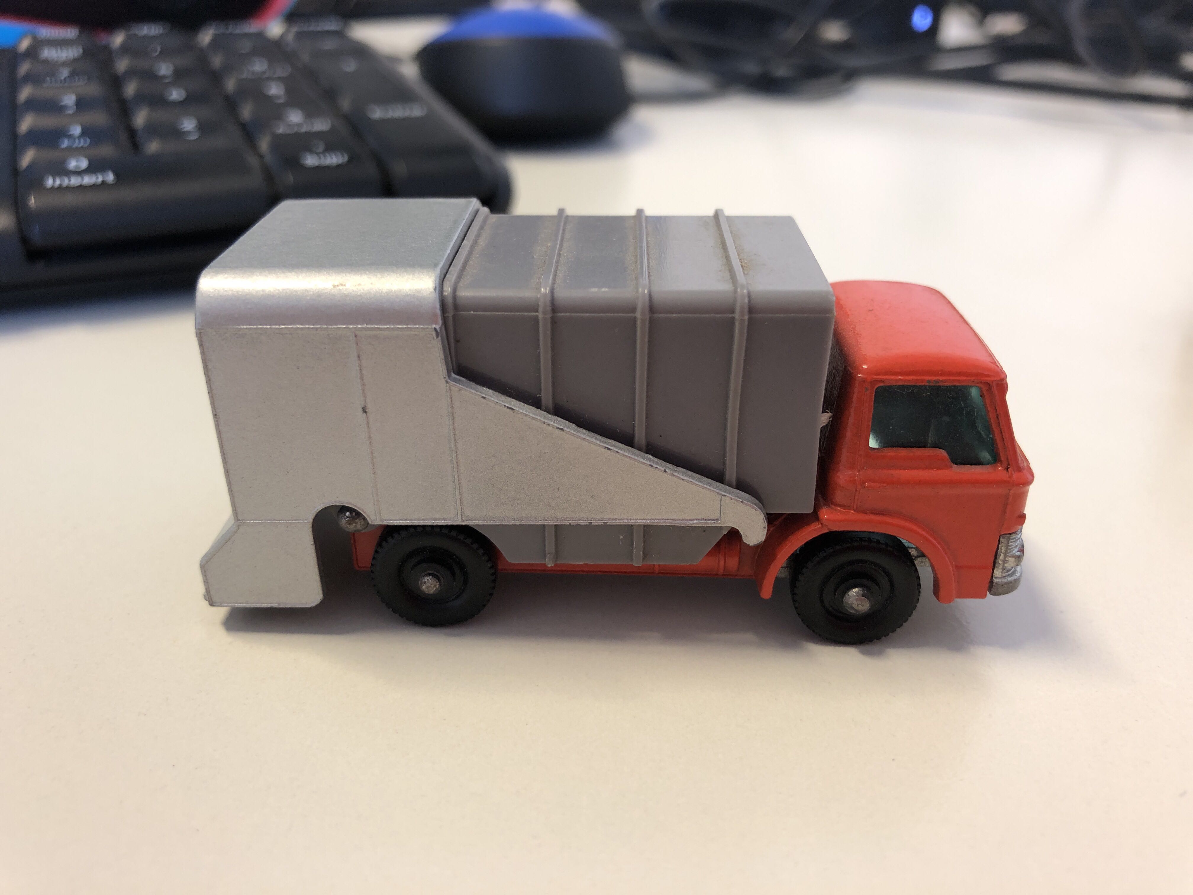 Refuse Truck - 1-75 toy car collectible - Main Image 3