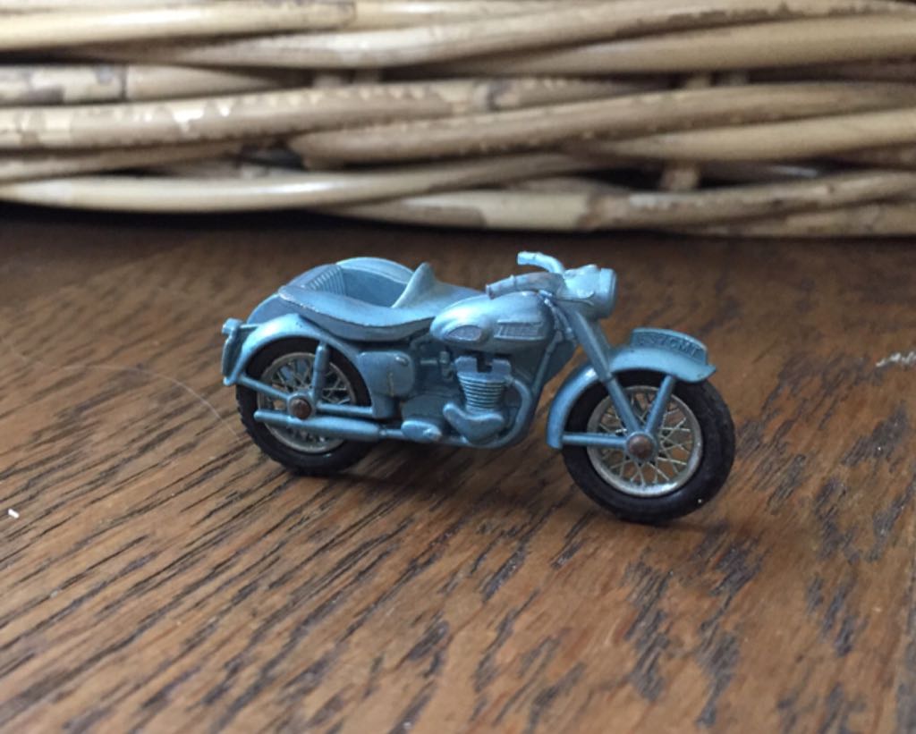 Matchbox Lesney 4c - Triumph T110 Motorcycle - Matchbox Lesney Edition toy car collectible - Main Image 2