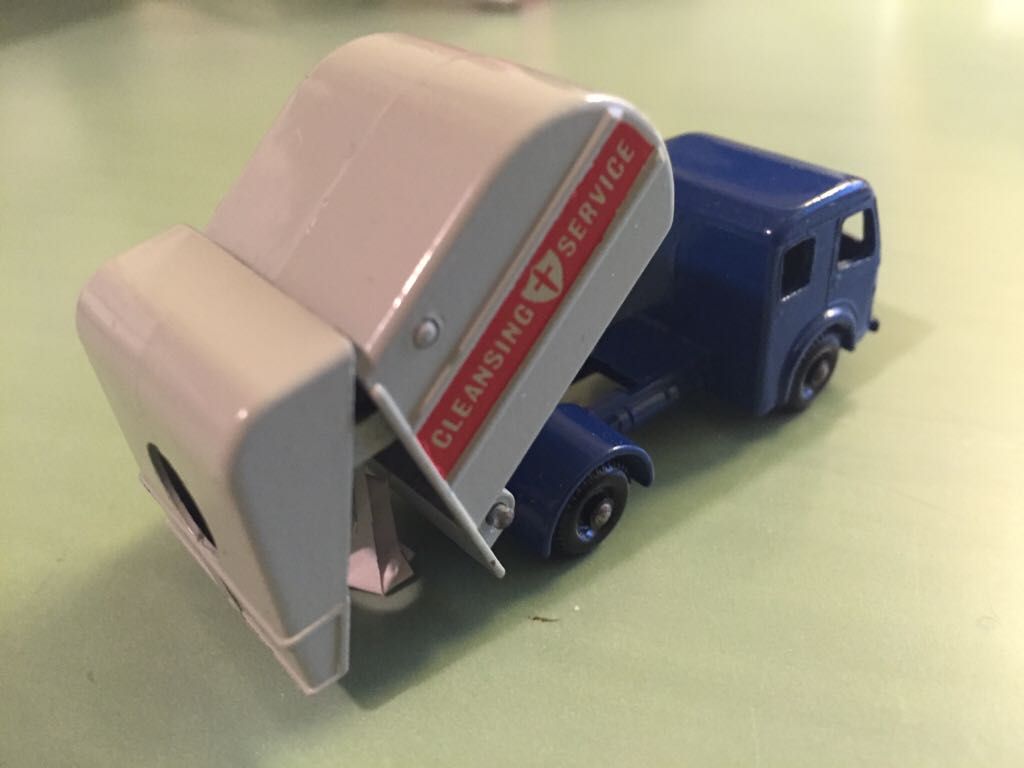 15C - Dennis Tippax Refuse Collector - 1-75 Matchbox toy car collectible - Main Image 2
