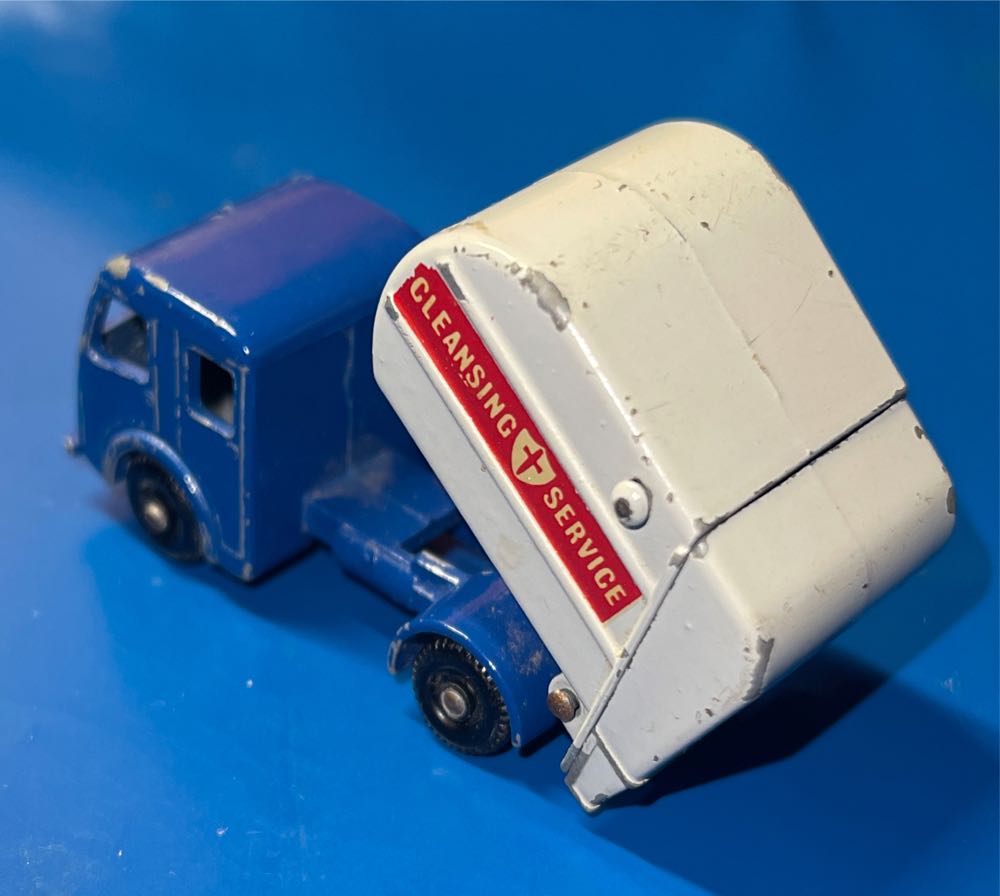 15C - Dennis Tippax Refuse Collector - 1-75 Matchbox toy car collectible - Main Image 3