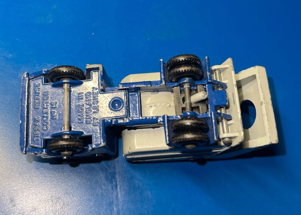 15C - Dennis Tippax Refuse Collector - 1-75 Matchbox toy car collectible - Main Image 4