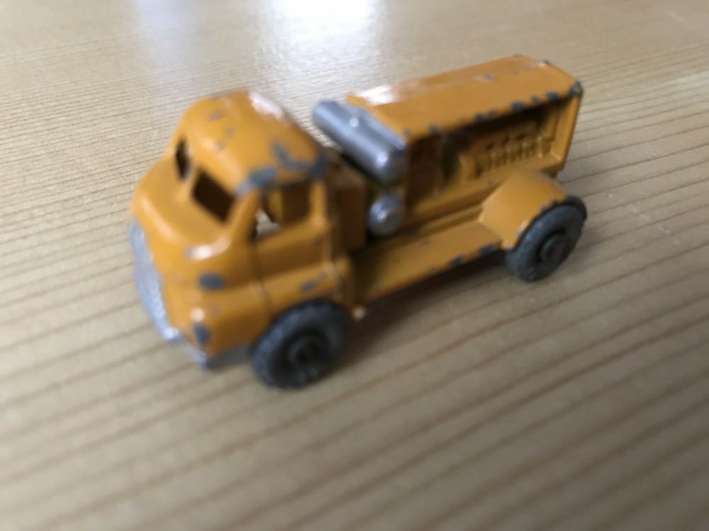 Bedford Compressor Truck 28A-4 - 1-75 Matchbox toy car collectible - Main Image 2