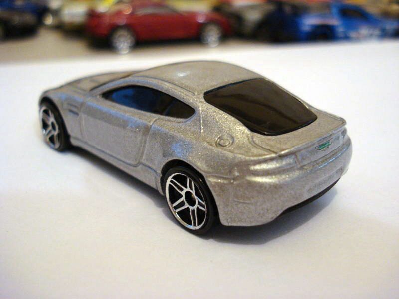 Aston Martin V8 Vantage - Hot Wheels Stars Series toy car collectible - Main Image 2