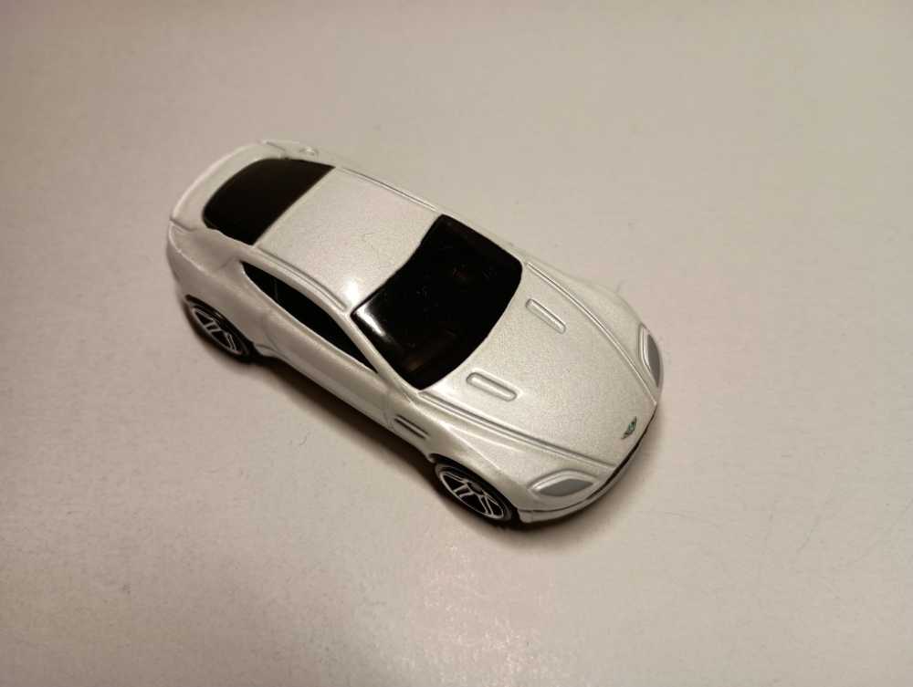 Aston Martin V8 Vantage - HW Mild To Wild toy car collectible - Main Image 3