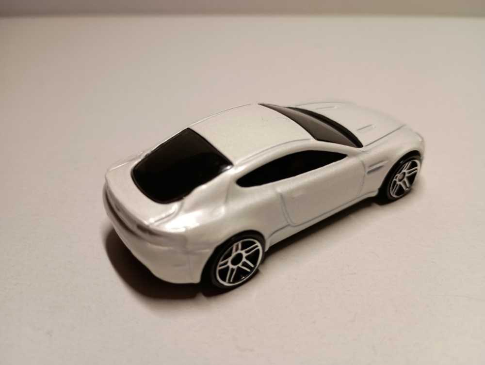 Aston Martin V8 Vantage - HW Mild To Wild toy car collectible - Main Image 4