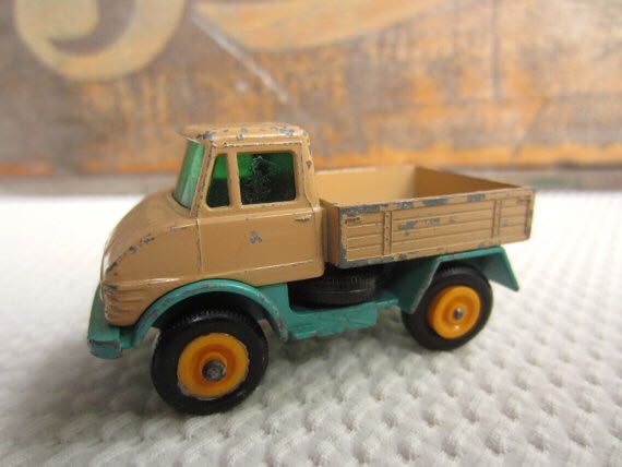 Unimog - 1-75 toy car collectible - Main Image 2