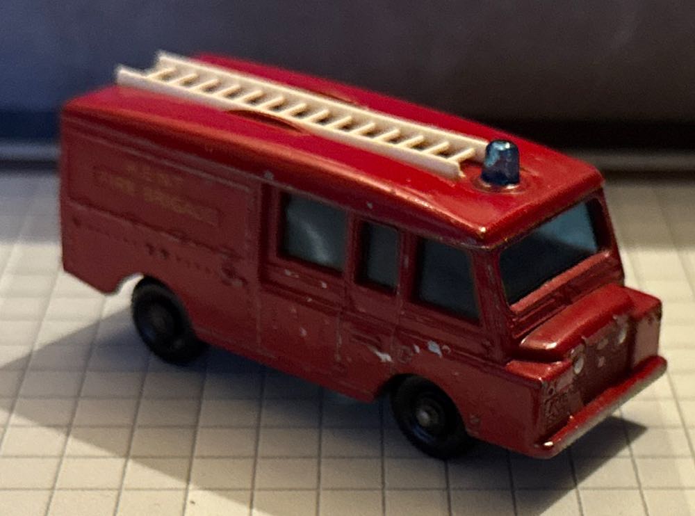 Land Rover Fire Truck - Matchbox 75 RW toy car collectible - Main Image 3