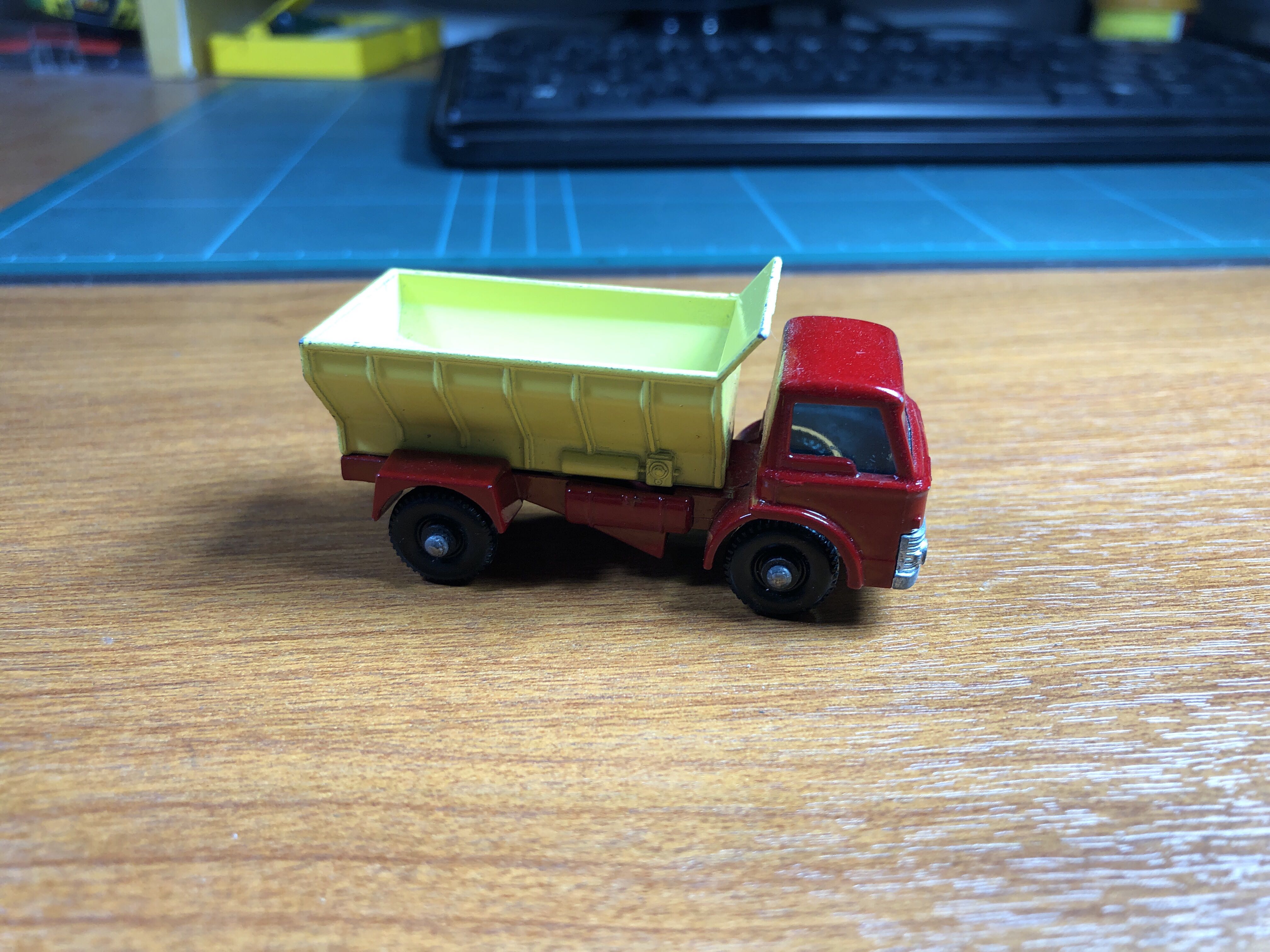 70B - Ford D-Series Grit Spreading Truck - Matchbox Lesney Edition toy car collectible - Main Image 3
