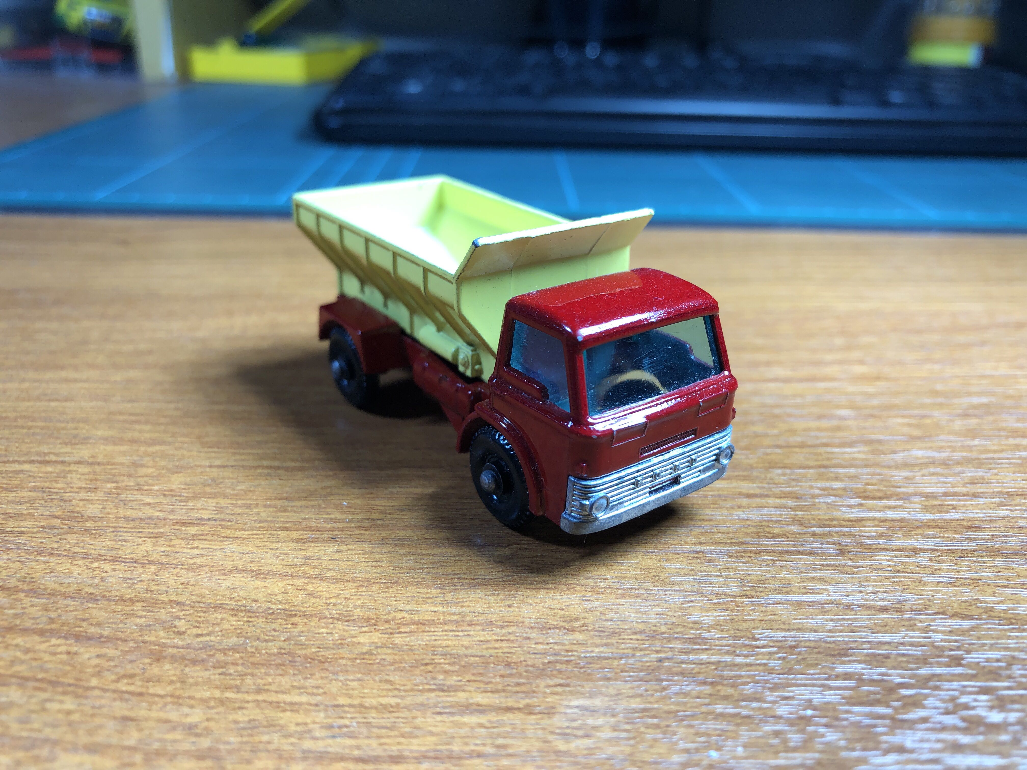 70B - Ford D-Series Grit Spreading Truck - Matchbox Lesney Edition toy car collectible - Main Image 4