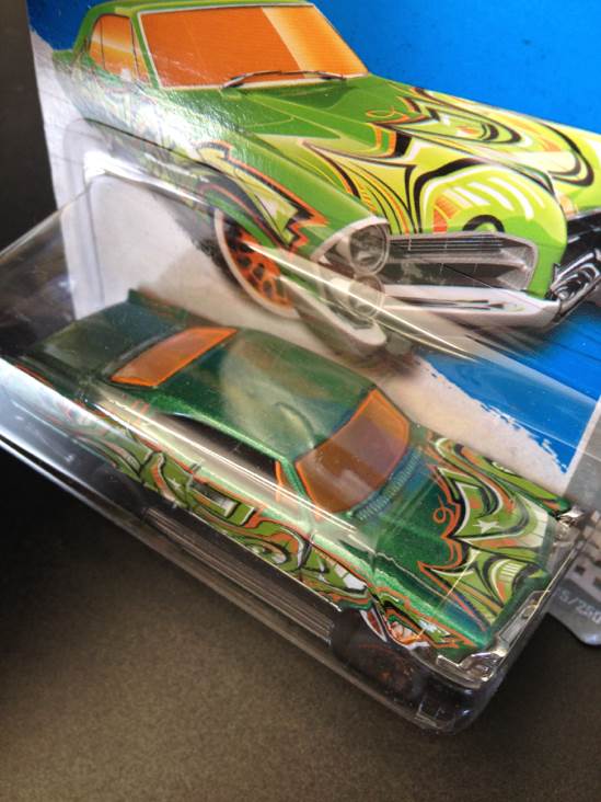 Pontiac Bonneville ’65 - 2013 HW City - Graffiti Rides toy car collectible - Main Image 2