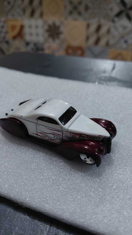 Hotwheels Swoop Coupe White W/ Red  toy car collectible - Main Image 2