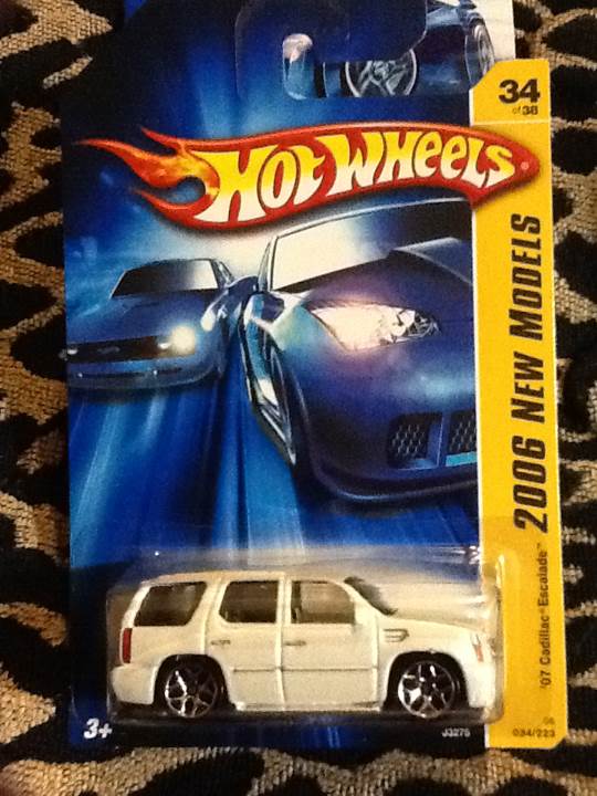 Hotwheels ’07 Cadillac Escalade  toy car collectible - Main Image 1