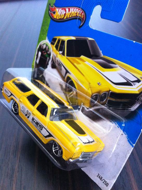 ’70 Chevelle SS Wagon - 2013 HW Showroom - Performance toy car collectible - Main Image 2