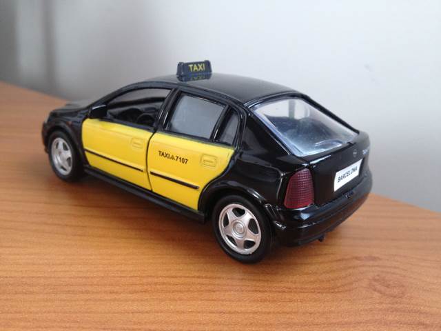 Opel Astra Taxi - Taxis Del Mundo toy car collectible - Main Image 2