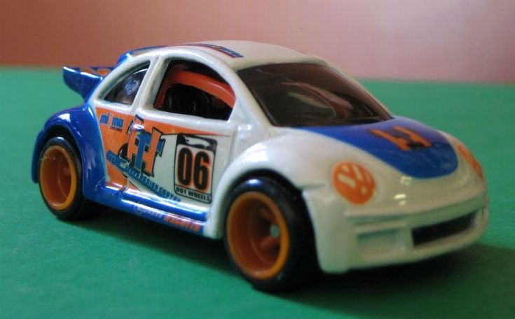 Volkswagen New Beetle Cup - ’06 Treasure Hunt toy car collectible - Main Image 2