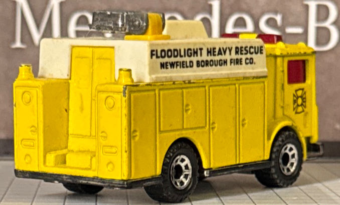 Mack Auxiliary Power Truck - MBX Superfast toy car collectible - Main Image 3