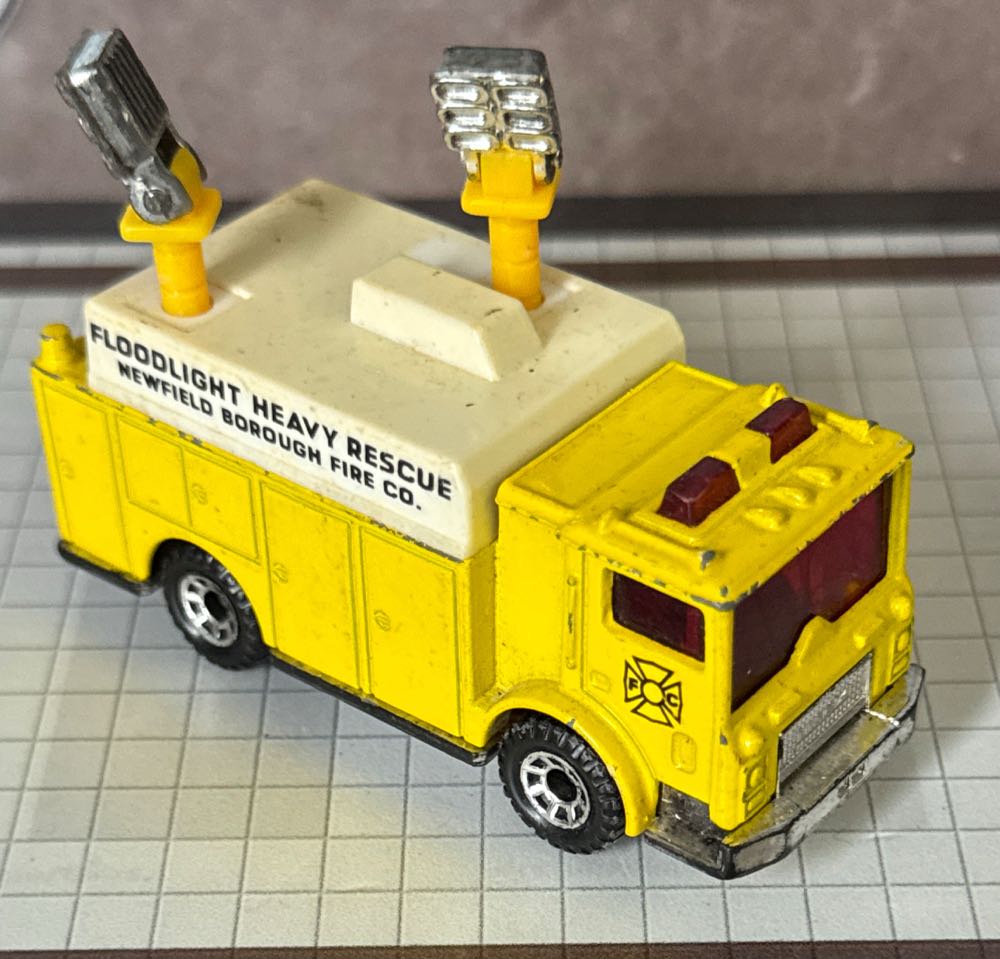 Mack Auxiliary Power Truck - MBX Superfast toy car collectible - Main Image 4
